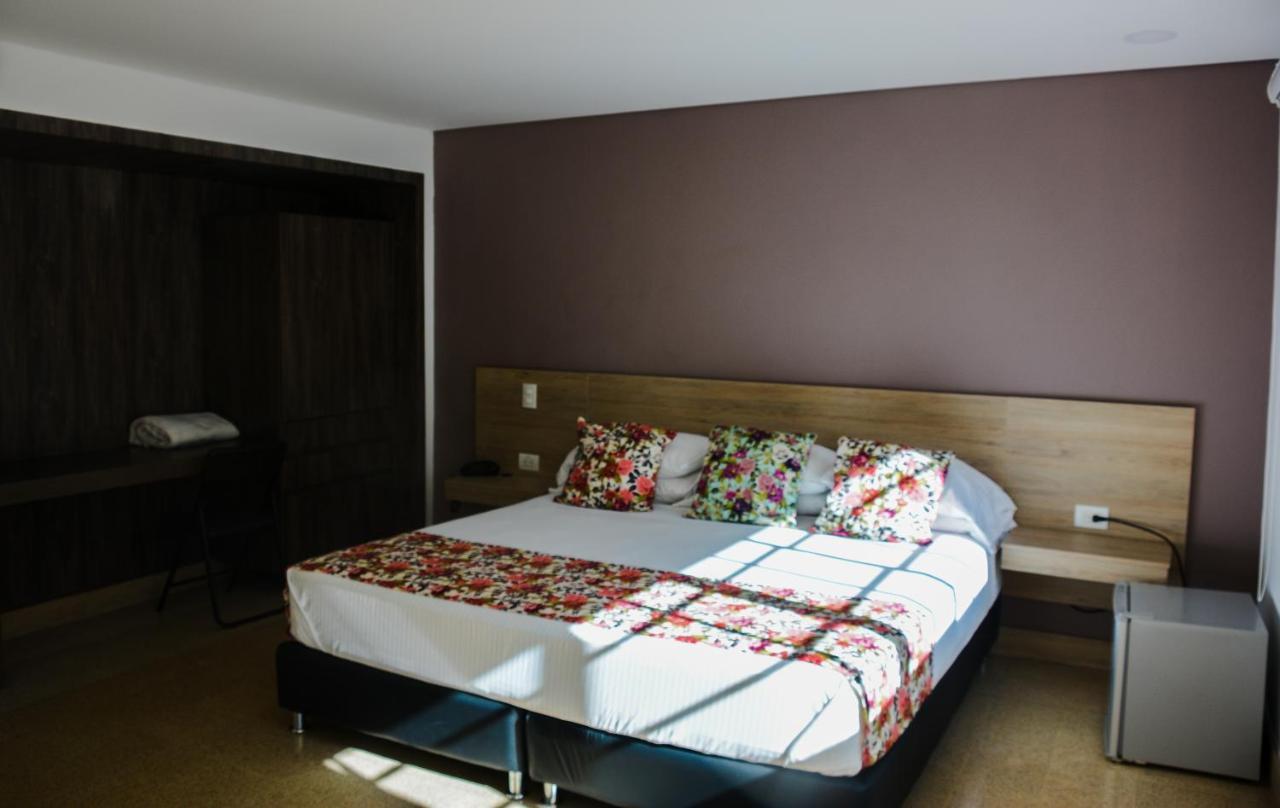 Hotel Poma Rosa Medellin Bagian luar foto