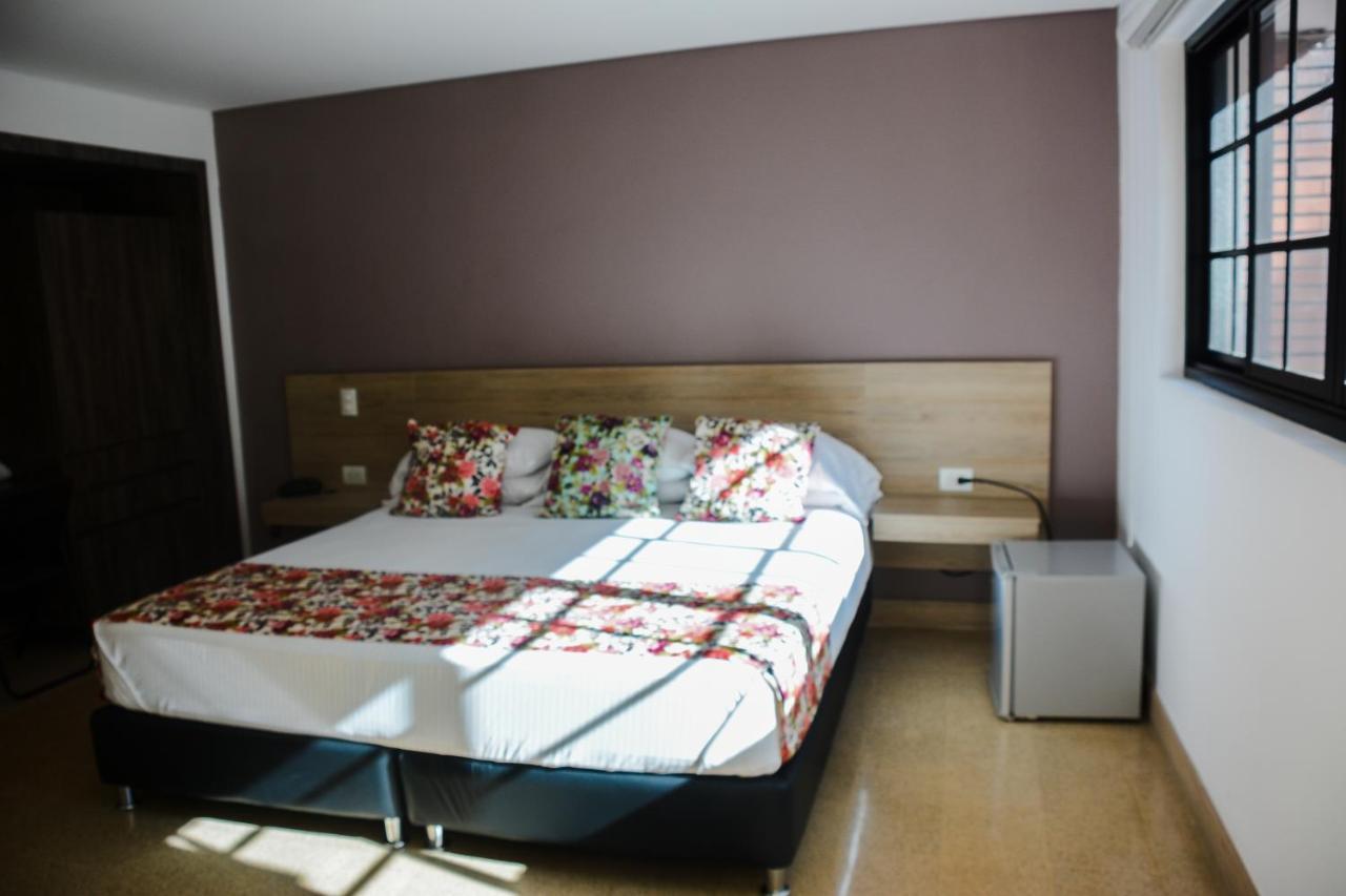 Hotel Poma Rosa Medellin Bagian luar foto